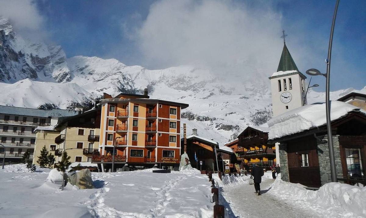 La chiesa del paese sotto la neve