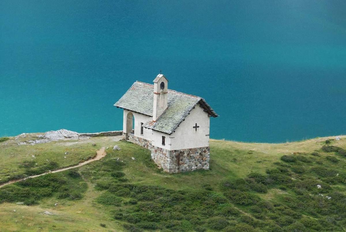 Cappella sulla riva di un lago alpino
