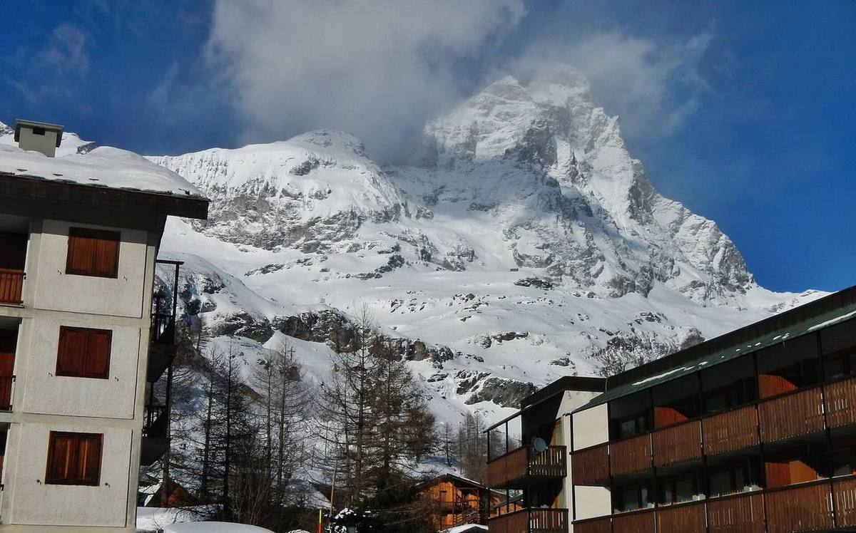 Chalet sul pendio d'inverno