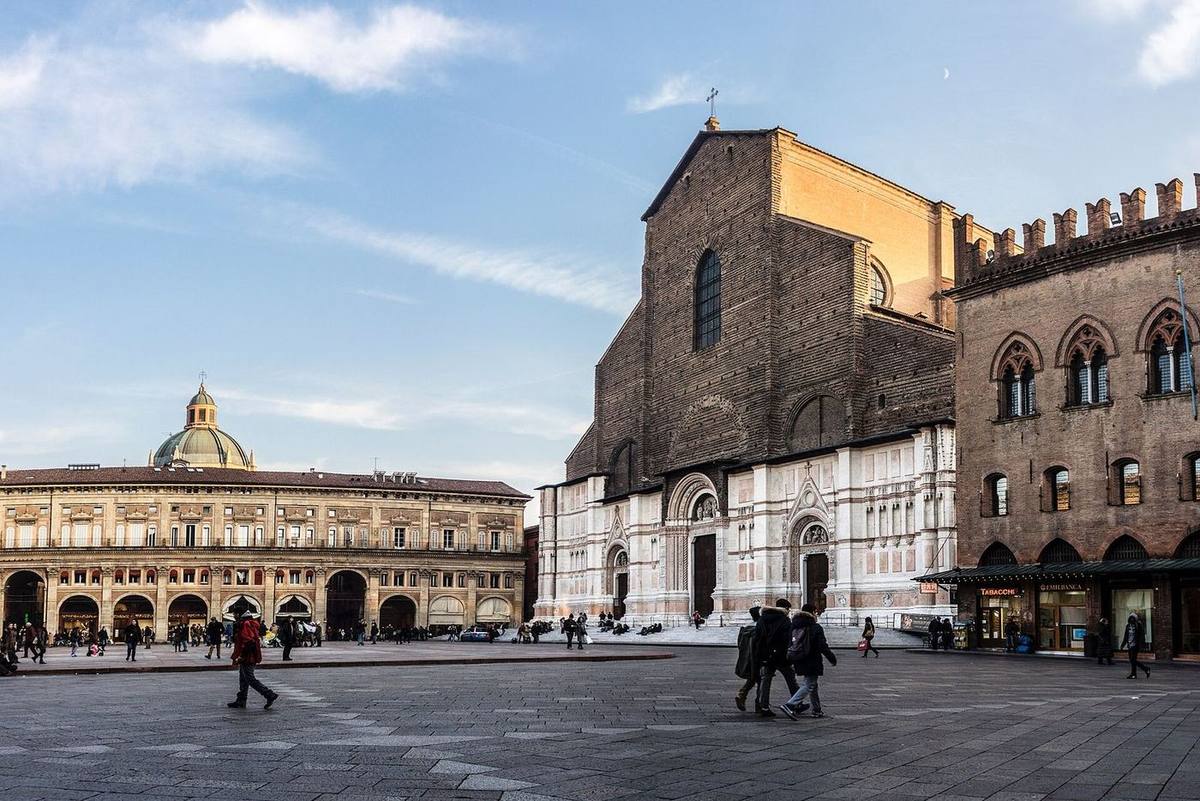 Piazza Maggiore e la basilica di San Petronio