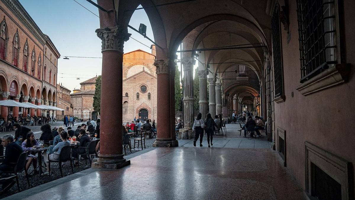 Un caffè sotto il portico vicino all'università