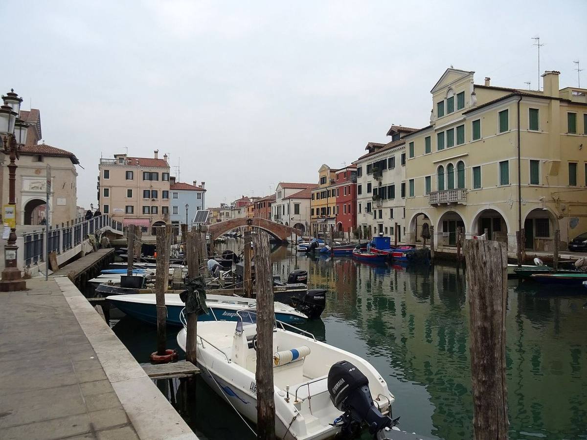Un ponte su un canale di Chioggia