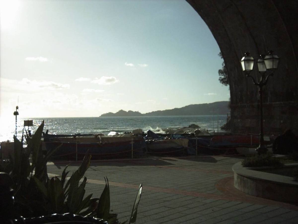 Il lungomare sotto l'arco con vista sul golfo