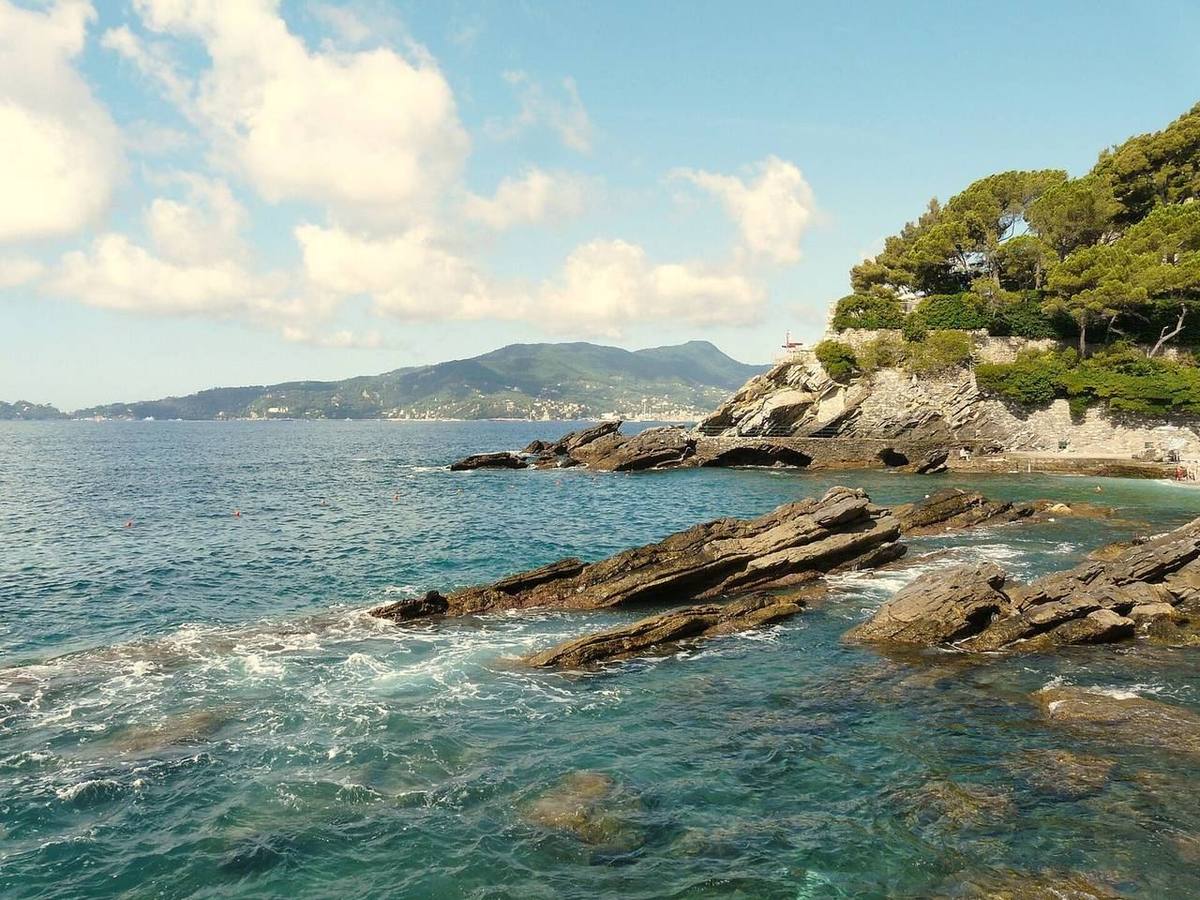La costa rocciosa di Zoagli