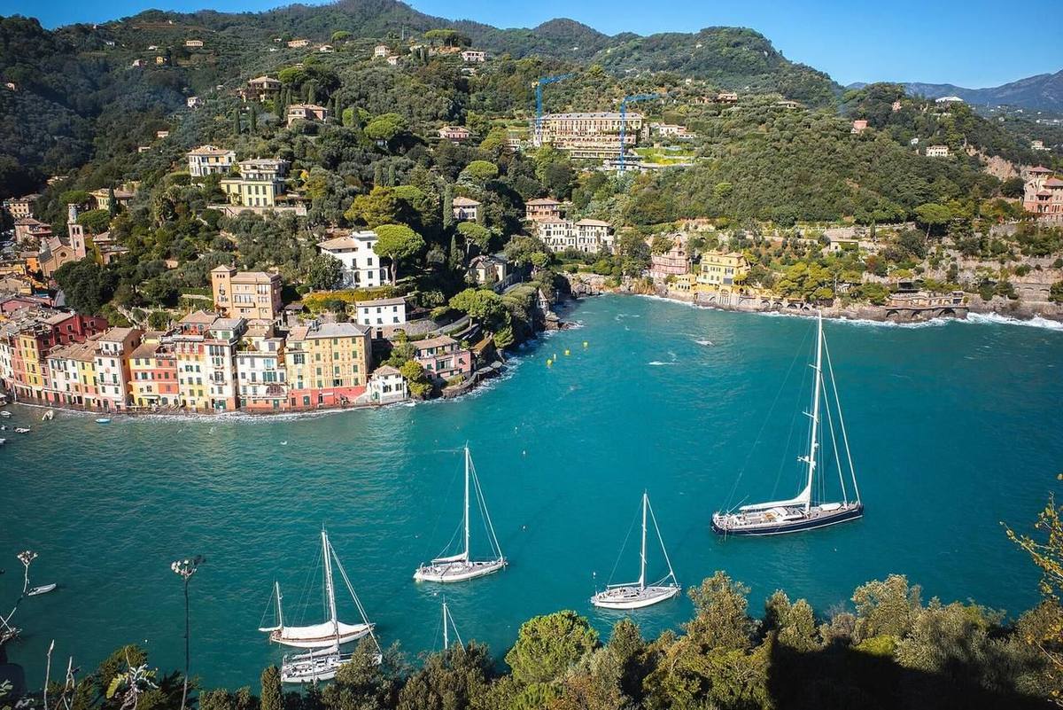 Il golfo di Portofino con barche a vela e case sul pendio