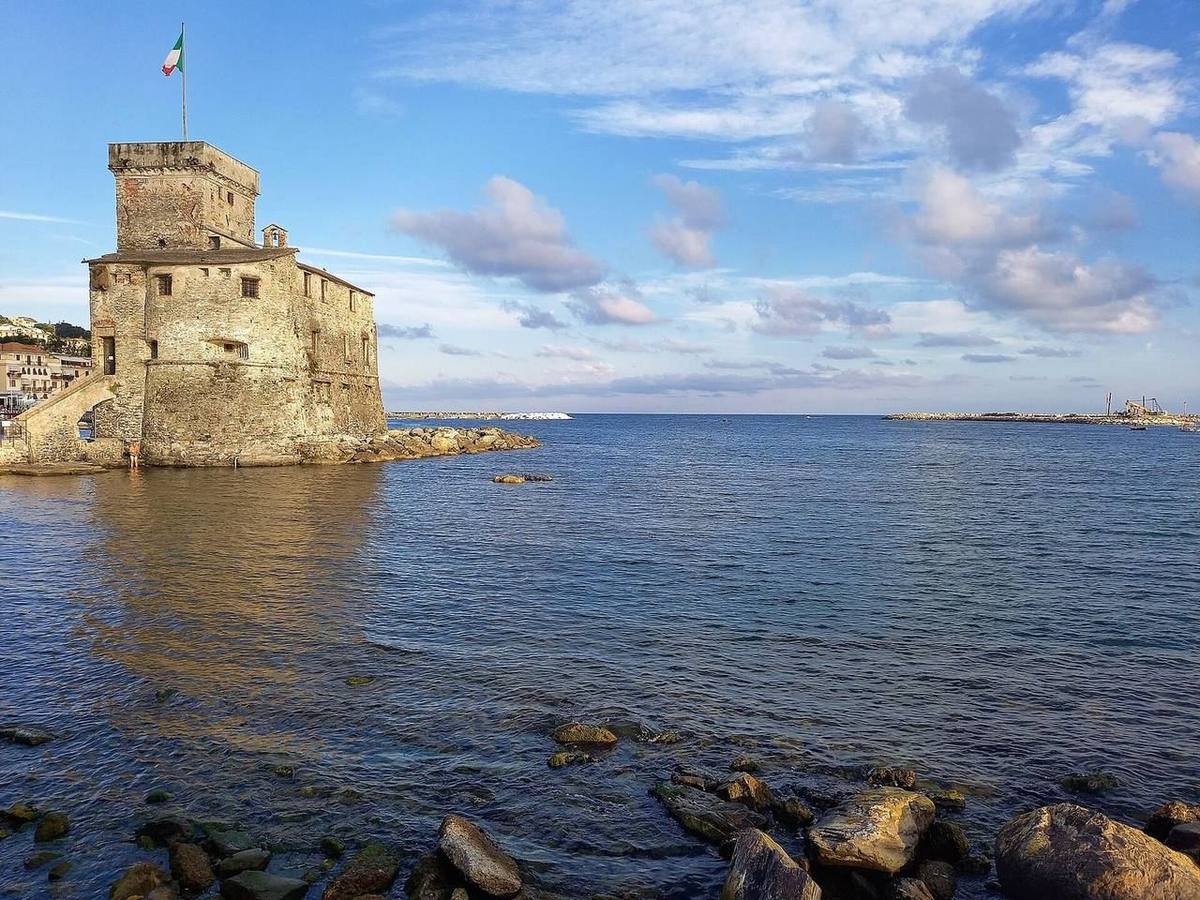 Il castello di Rapallo sull'acqua