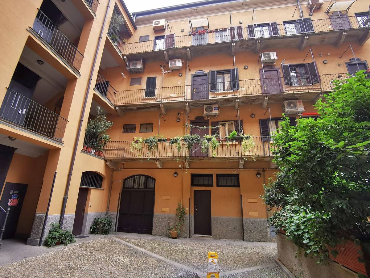 Il cortile verde di una casa milanese