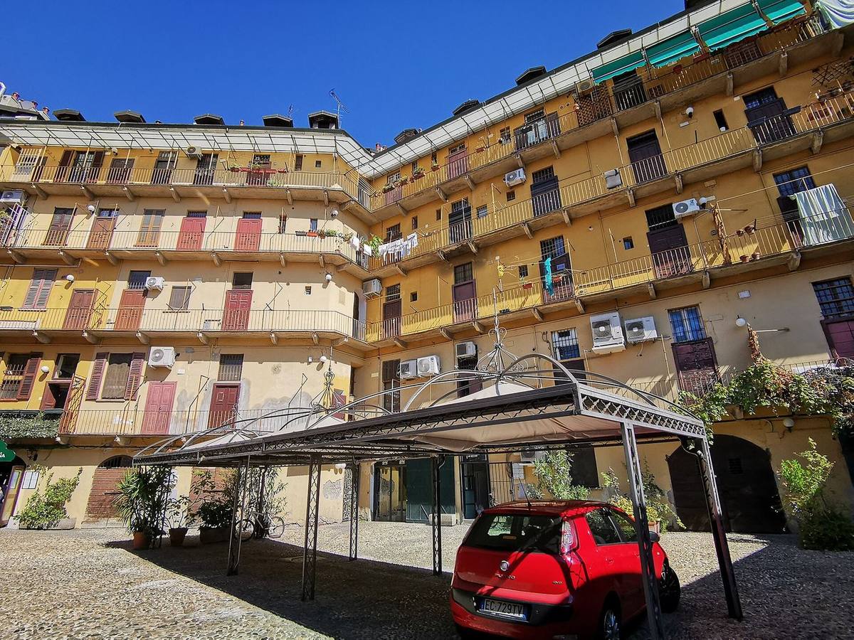 Cortile giallo con ballatoi