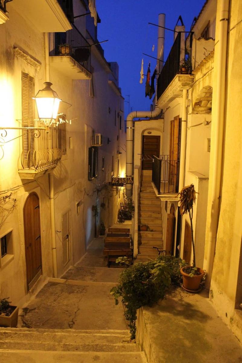 Una scalinata del centro storico di Vieste la sera