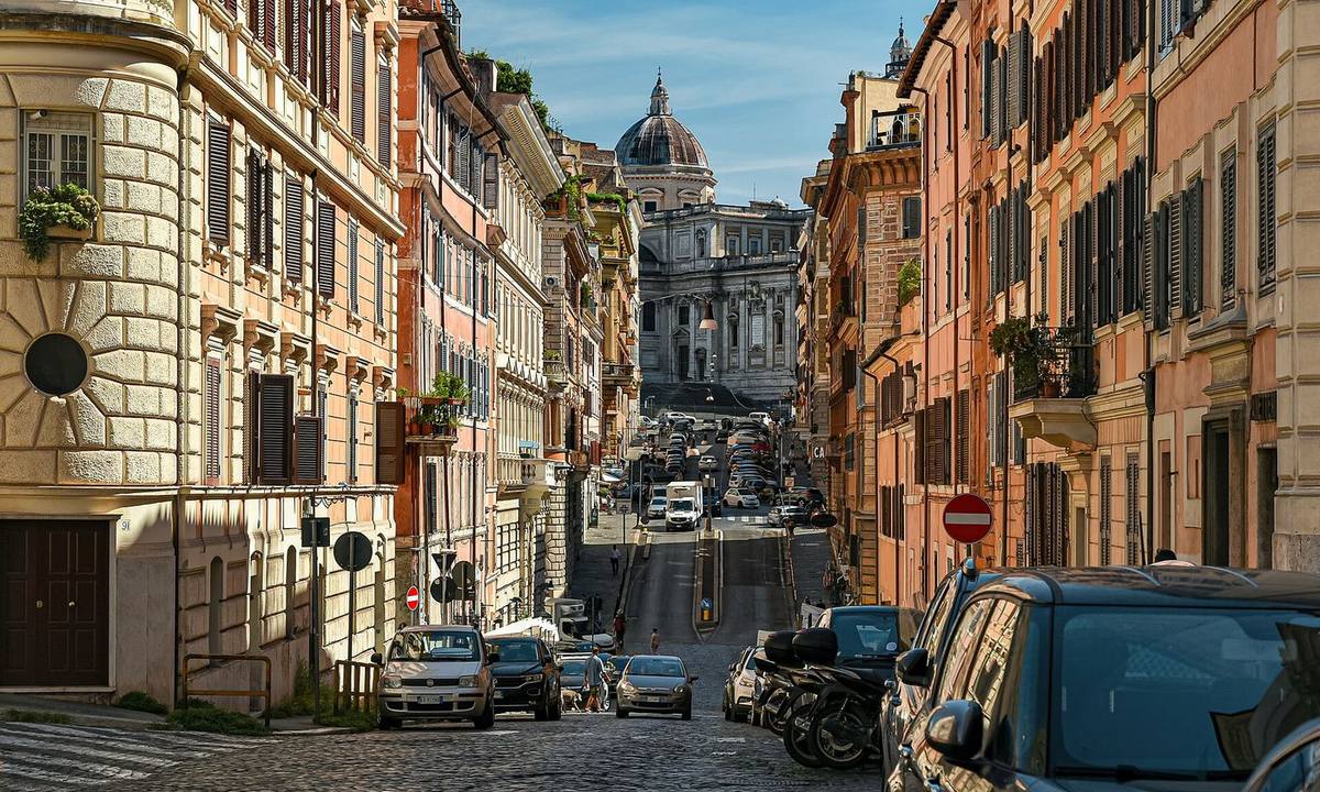 Una via di Monti con vista sulla cupola
