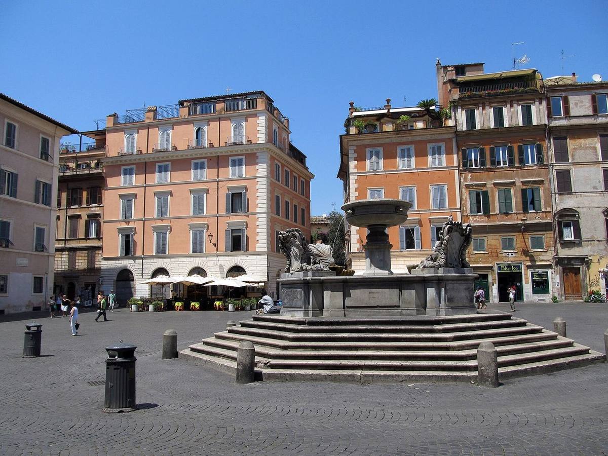 Piazza di Santa Maria in Trastevere con la fontana