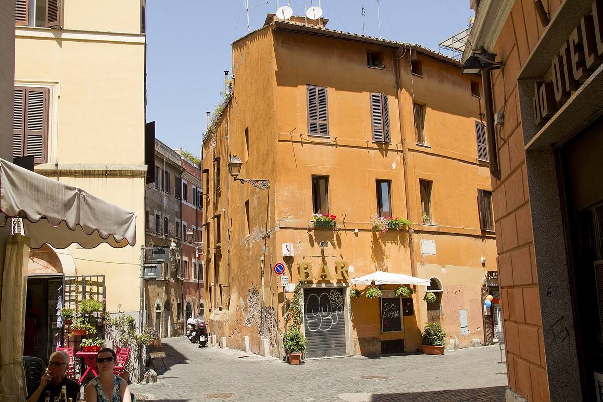 Casa color ocra su una piazza di Trastevere