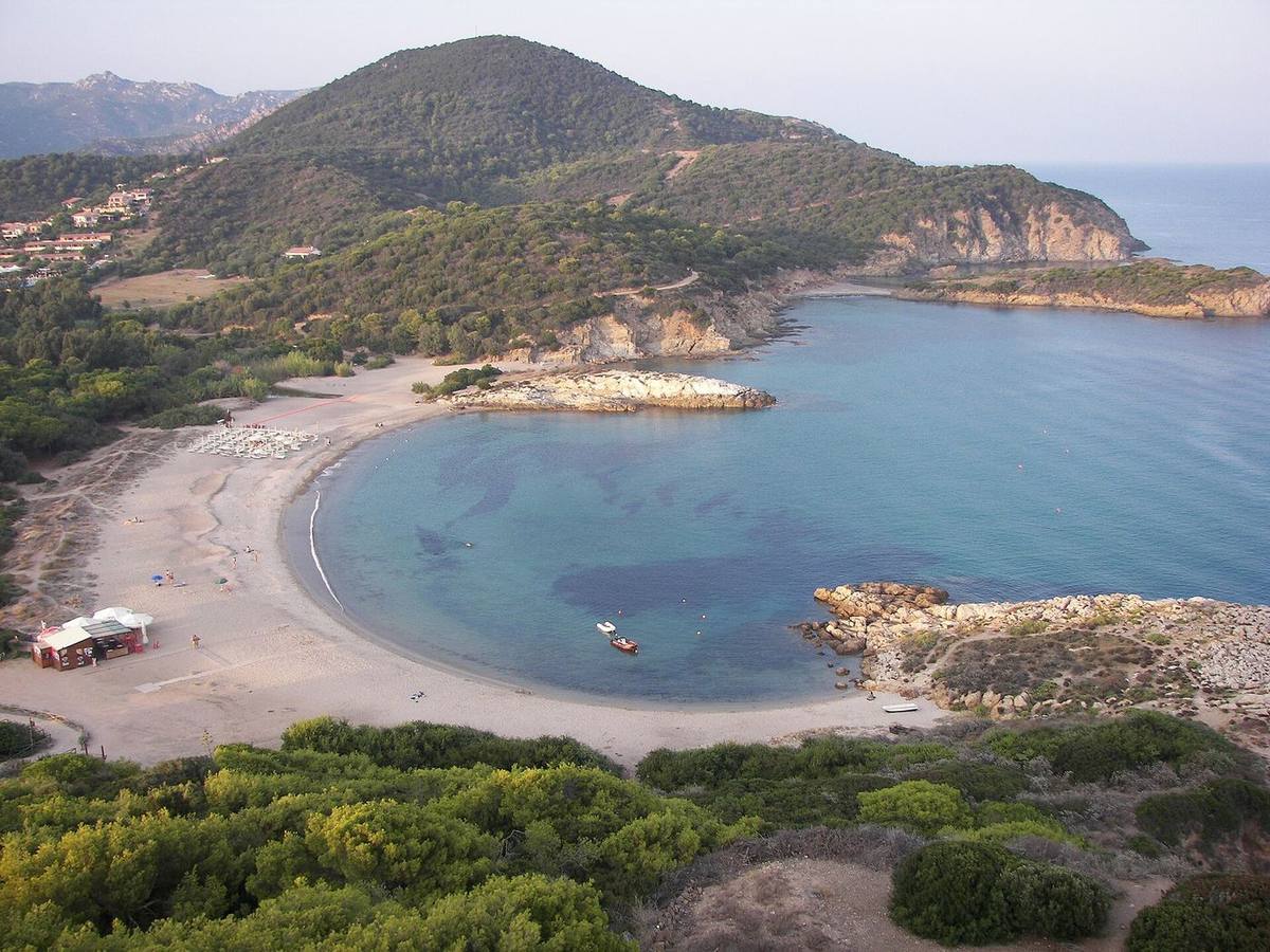 La baia di Chia con la spiaggia e il promontorio