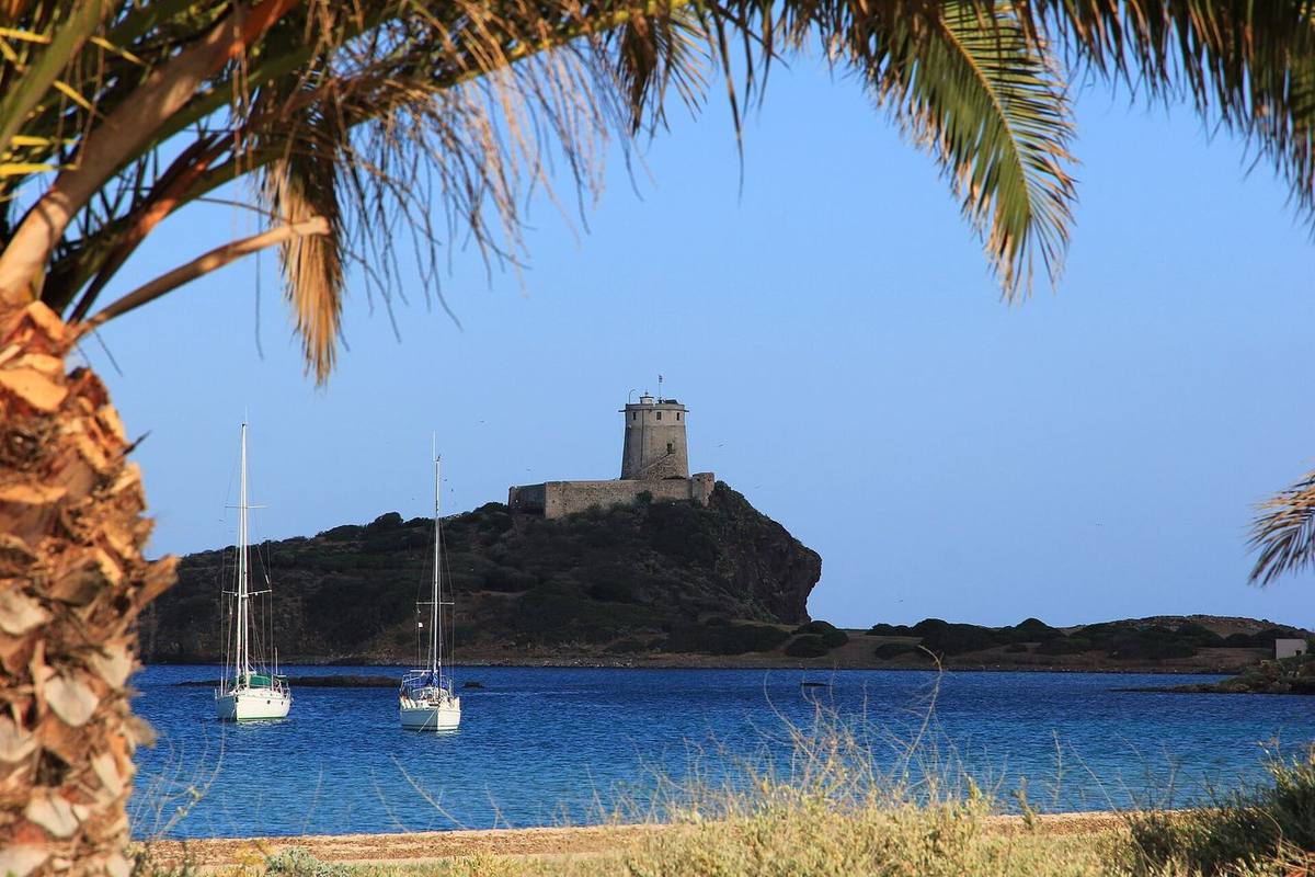La torre di Nora sul mare