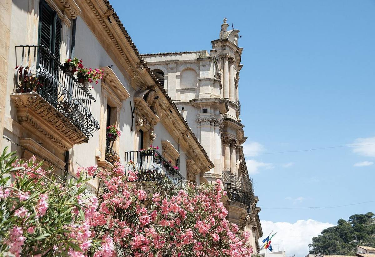 Facciata barocca di Scicli con l'oleandro in fiore