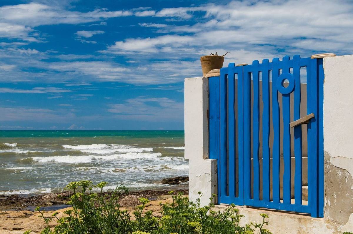 Un cancelletto blu sul mare a Punta Secca