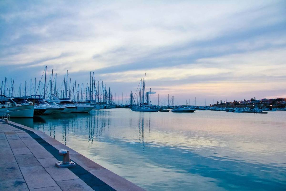 Il porto di Marina di Ragusa al tramonto