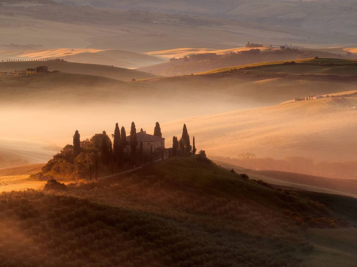 Casa sulla collina nella nebbia del mattino, Val d'Orcia